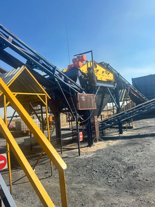 Vibrating screen fed by conveyors